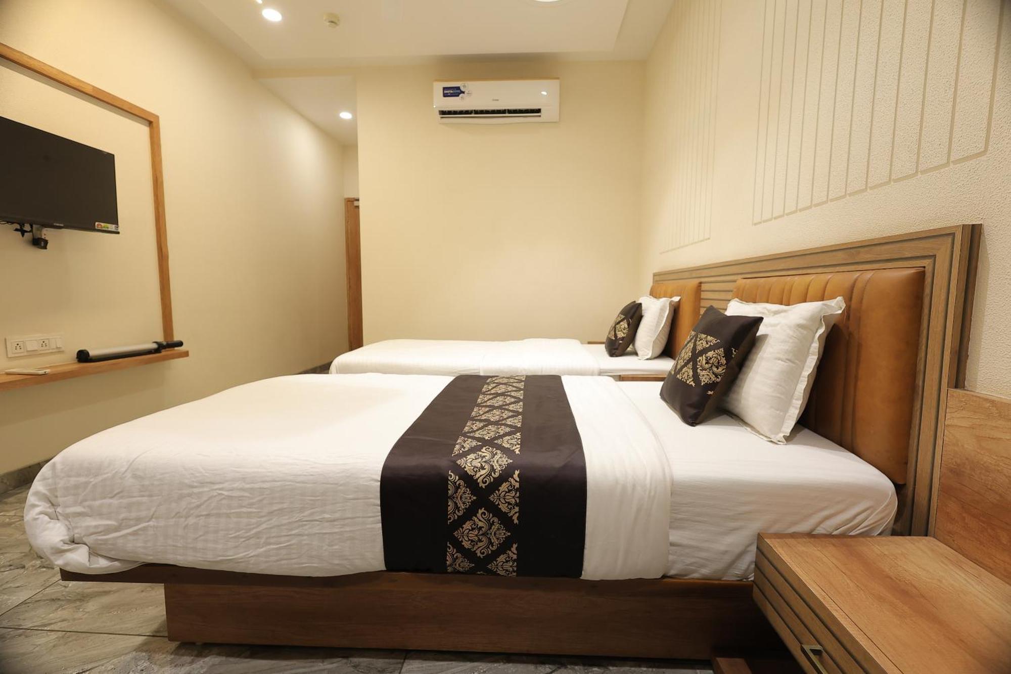 Hotel Horizon & Restaurant Сурат Экстерьер фото