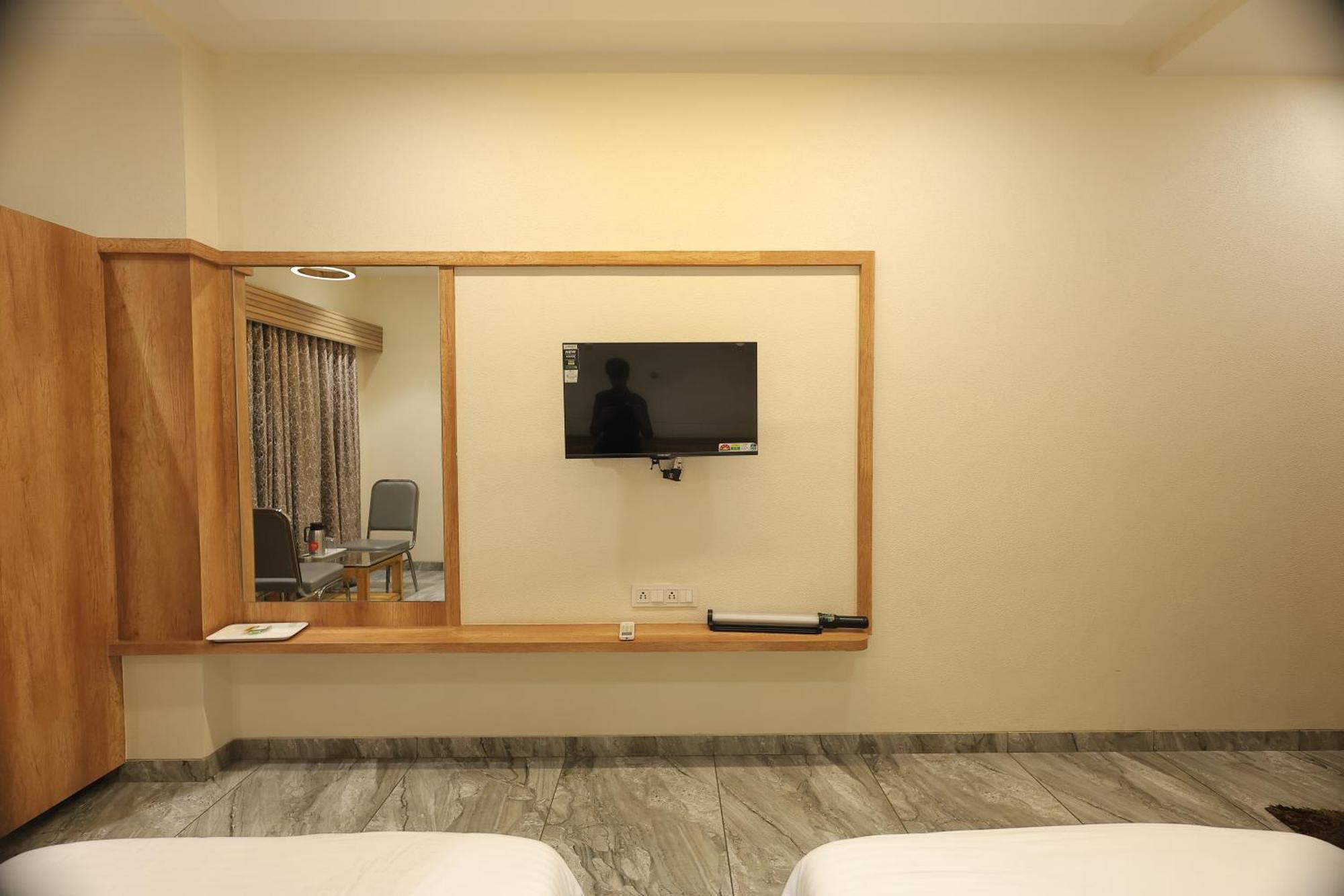 Hotel Horizon & Restaurant Сурат Экстерьер фото