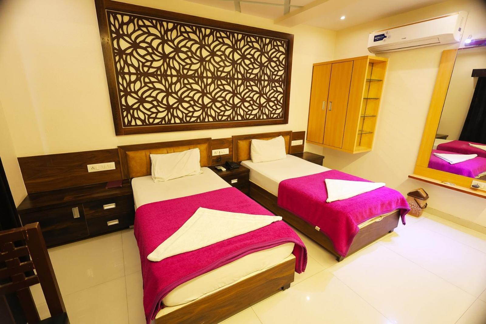 Hotel Horizon & Restaurant Сурат Экстерьер фото
