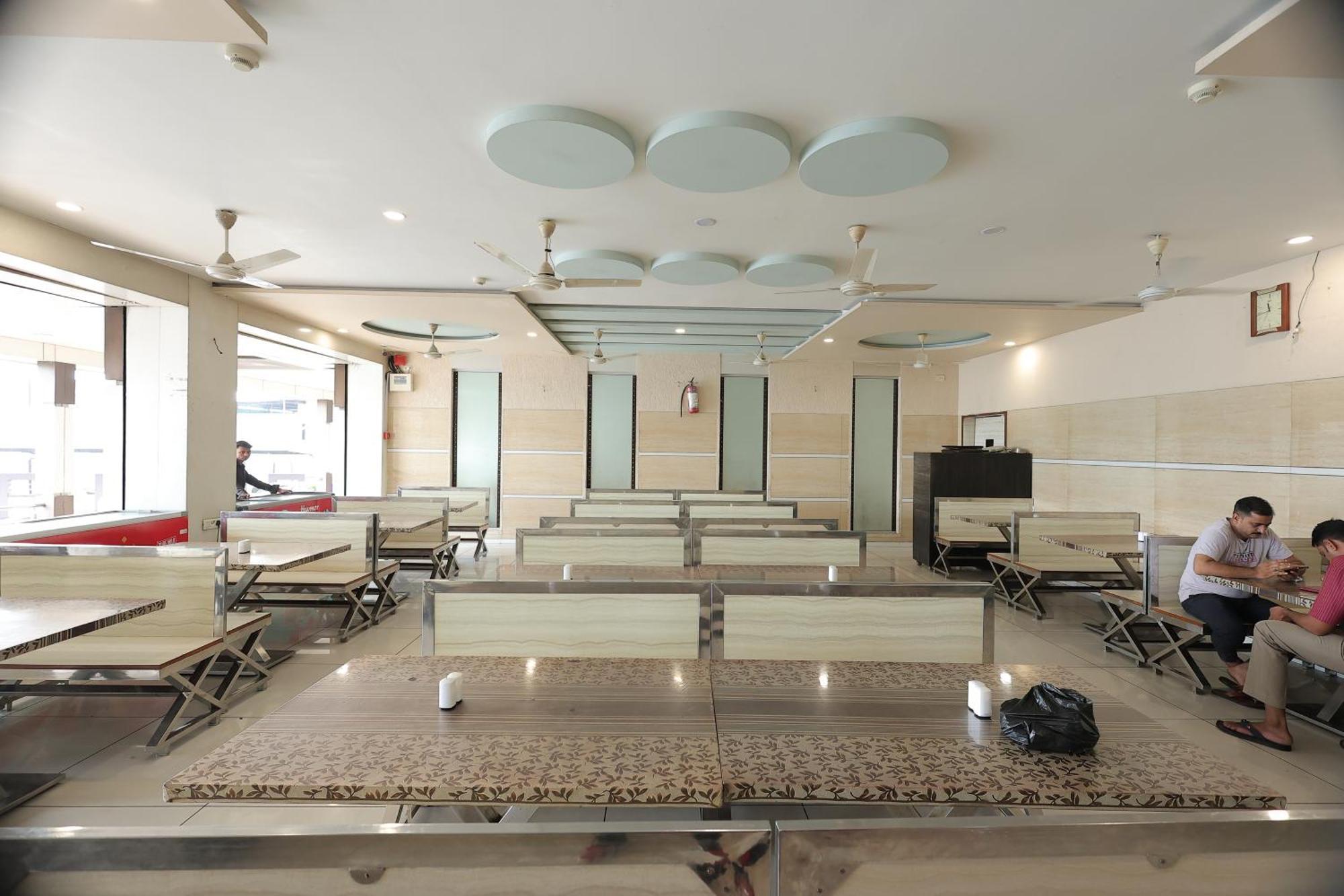 Hotel Horizon & Restaurant Сурат Экстерьер фото